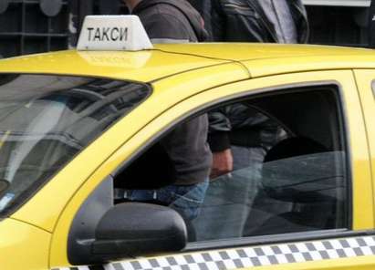 Таксиджия се усети, че е муле на измамници и спаси бургаска баба