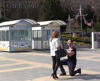 Не на шега! Бургазлийка получи най-романтичното предложение за брак на 1 април(ВИДЕО)