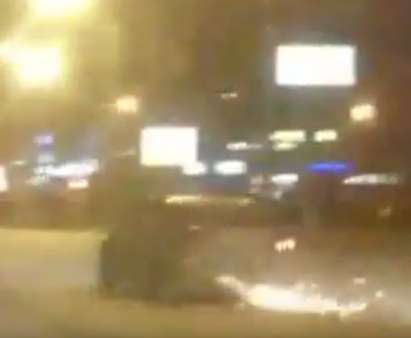 Екшън! Наркодилър бяга на полицията с простреляна гума, хвърчат искри (ВИДЕО)