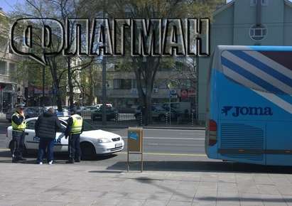 Под обсада: Полиция блокира автобус на футболен отбор в центъра на Бургас (СНИМКИ)