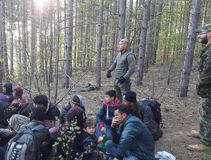 БГ абсурди: Бургаски патриоти задържаха 23 афганистанци, проверяват ги за каналджийство (ВИДЕО И СНИМКИ)