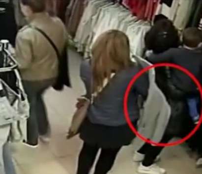 Нагла джебчийка краде телефон в магазин за дрехи