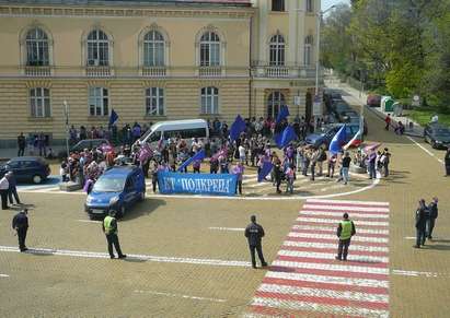 Уволнени от „Булгартабак” протестират пред парламента с песни на Тони Димитрова (снимки)