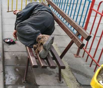 Алкохолици и наркомани спят на пейки, уринират на детска площадка