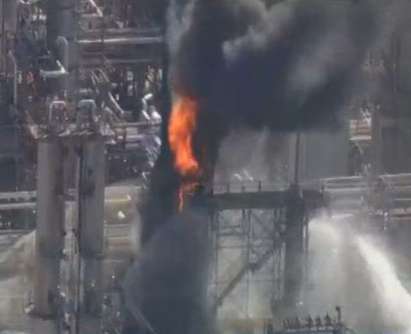 Огромен пожар в петролна рафинерия