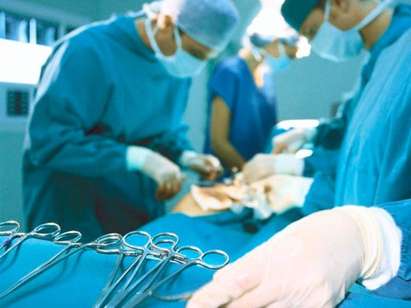 Уникална операция: Отстраниха тумор от мозъка на жена в съзнание