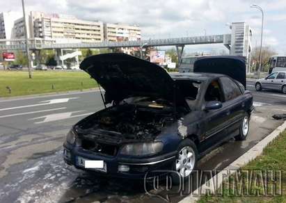 Късо съединение запалило "Опел"-а пред хотел "Мираж", шофьорката не разбрала, че колата гори(СНИМКИ)