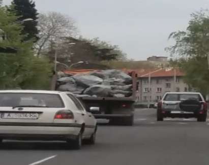 Камион превозва скали в центъра на Бургас без да ги обезопаси