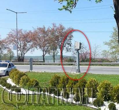 Внимание! Монтират нова камера за скорост на бул."Тодор Александров" в Бургас (СНИМКИ)