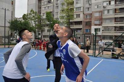Кметът Димитър Николов откри нов парк и многофункционално игрище в ж. к. "Възраждане" (СНИМКИ)