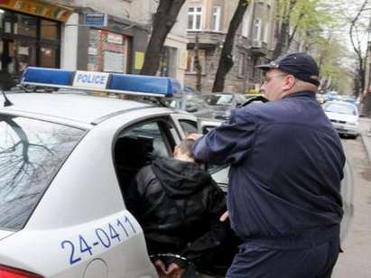 Арестуваха малолетен наркопласьор, криел дрогата в детската стая