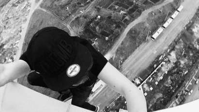 Бургаски младежи висят на една ръка от 31 етажа. Вижте спиращите дъха снимки