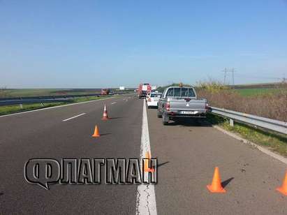 Мерцедес помете бургаски Опел на АМ "Тракия", мъж и жена в болница