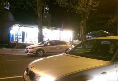 Бургаски полицаи паркират в буслентата, за да хапват дюнери