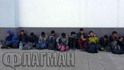 Голяма група мигранти - само млади мъже, задържани край Бургас /СНИМКИ/