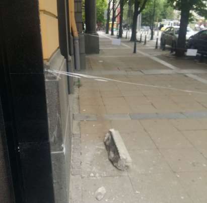 Грамадно парче мазилка падна от сградата на Богословския факултет