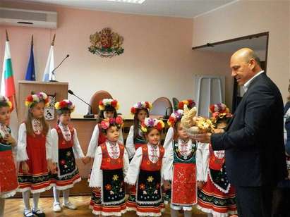 Малки лазарки отново донесоха усмивки в Община Поморие