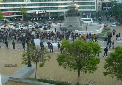 Протестиращи пред парламента викат против „Ким Чен Борисов” заради промените в Изборния кодекс (снимки)