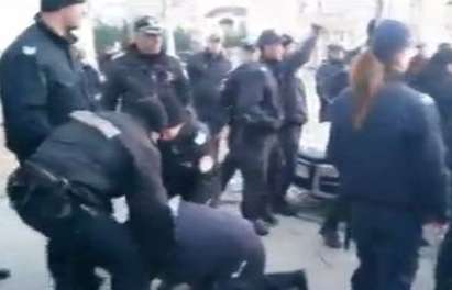 Бой пред парламента, арестуваха протестиращ заради паднал полицай