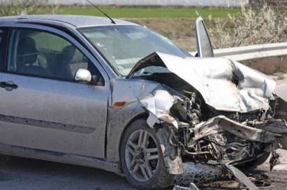 Ужас: Опел се заби в трактор, труп остана на пътя