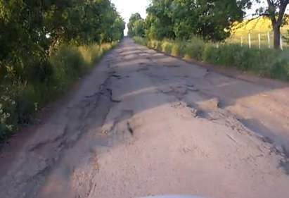 Пътуването до карнобатското село Аспарухово е кошмарно, огромни кратери разбиват колите на шофьорите