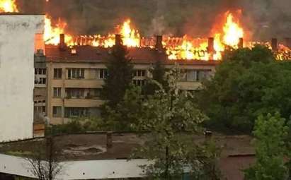 Жилищен блок се запали от светкавица