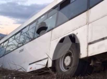 Кръв на пътя край Бяла! Автобус, пълен с хора, се вряза в дърво