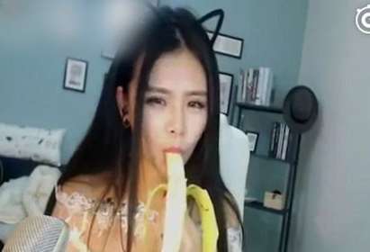 Мъка в Китай: Забраниха еротичните банани в мрежата (ВИДЕО 18+)