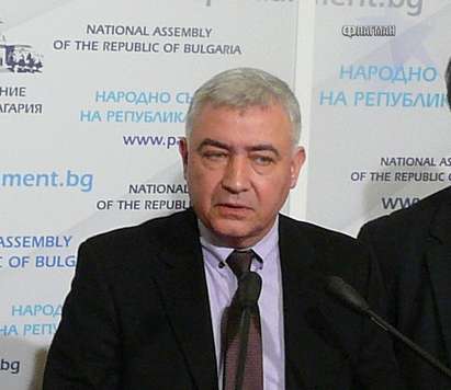 Нинова "изрита" двама от най-верните хора на Миков от ръководството на парламентарната група