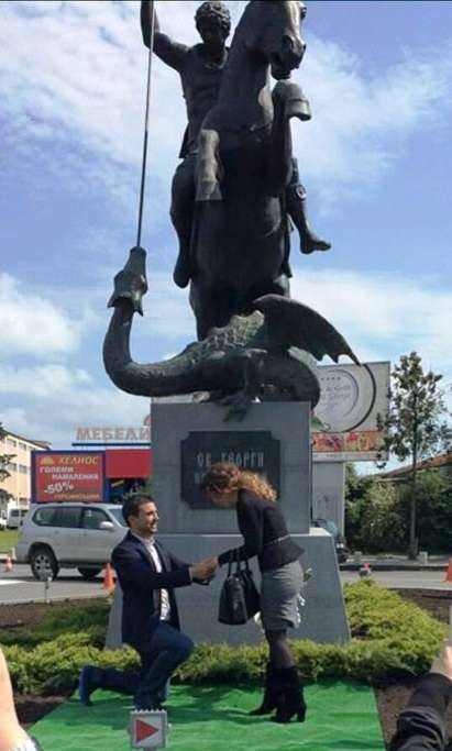 Романтично! Автор на скулптурата на Св. Георги в Поморие поиска ръката на любимата си пред фигурата на светеца