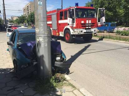 Кола се заби в уличен стълб, за да избегне удар с майка с количка (СНИМКИ)
