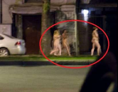 Зрелище: Активисти изкараха на улицата чисто голи проститутки и клиентите им (СНИМКИ/ВИДЕО 18+)