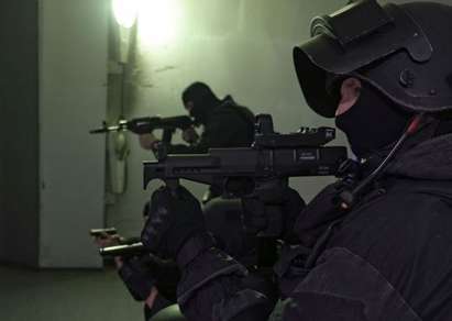 Въоръжен взе заложници в московска банка, иска всичките пари