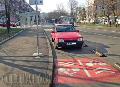 Бургазлия с връх на наглостта! Паркира в новата велоалея на ж.к."Изгрев"(СНИМКИ)