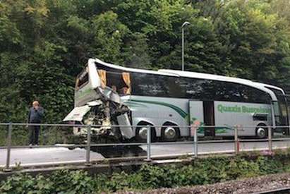 Влак блъсна автобус, най-малко 17 са ранените (СНИМКА)