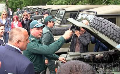 Вижте как британска джипка-ветеран аха да не запали пред погледа на Бойко Борисов(ВИДЕО)