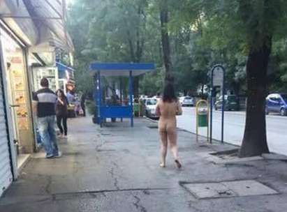 Жена хукна гола на разходка (СНИМКИ 18+)
