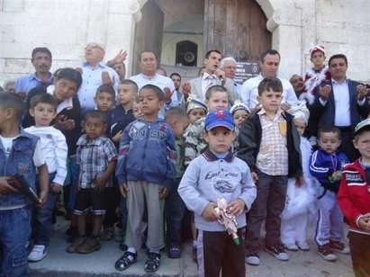 В деня на детето: Над 170 момченца се редиха за сюнет в Томбул джамия