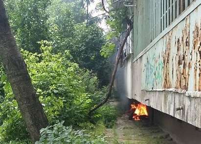 Запалиха кашони и дърва под тераса на жилищен блок, пожарникари изгасиха огъня за пет минути