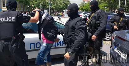 Спецченгата изведоха поредния арестуван - млад мъж с татуировки (ОБНОВЕНА)