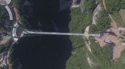 Най-дългият стъклен мост в света вече е готов (видео)