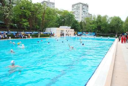 От понеделник плувен комплекс “Флора” е отворен за всеки, който обича да плува