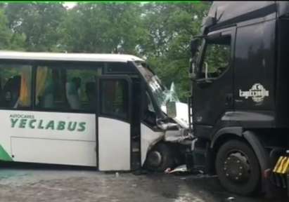 Извънредно! Автобус с футболен отбор се блъсна челно в ТИР в Ришкия проход