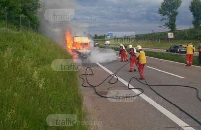 Огнен ад без малко да погълне българи в Австрия! Бусът им пламна на магистрала (СНИМКИ)