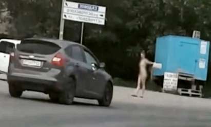 Дибидюс гола полицайка регулира движението по натоварен булевард (ВИДЕО 18+)