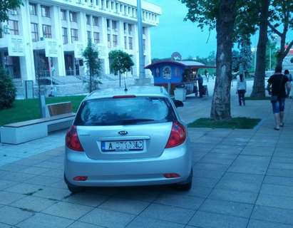 Бургазлия паркира колата си пред Съдебната палата