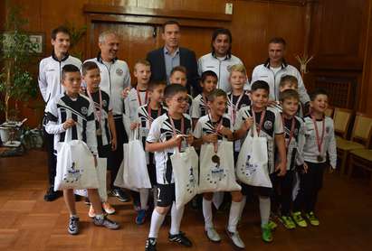 Кметът Димитър Николов награди малките футболисти от възродения Локомотив Бургас