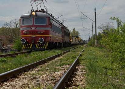 Влак блъсна човек край Дупница, спря се едва след 300 метра
