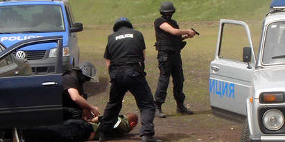 Арестите в Бургас продължават! Разбиха наркоквартира в ж.к.”Възраждане”