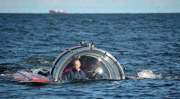 Путин тръгна към Франция с подводница, за да гледа мача Англия – Русия